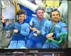 Поздравление космонавтов МКС "С Новым годом". Кадры из программы "В поисках планеты Деда Мороза".